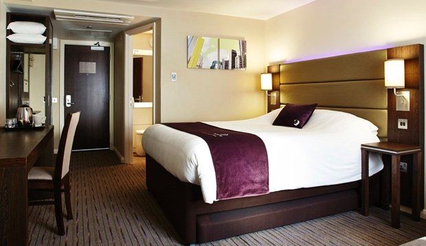 Stanwell Premier Inn Premier Inn Heathrow Airport Terminal 4 מראה חיצוני תמונה